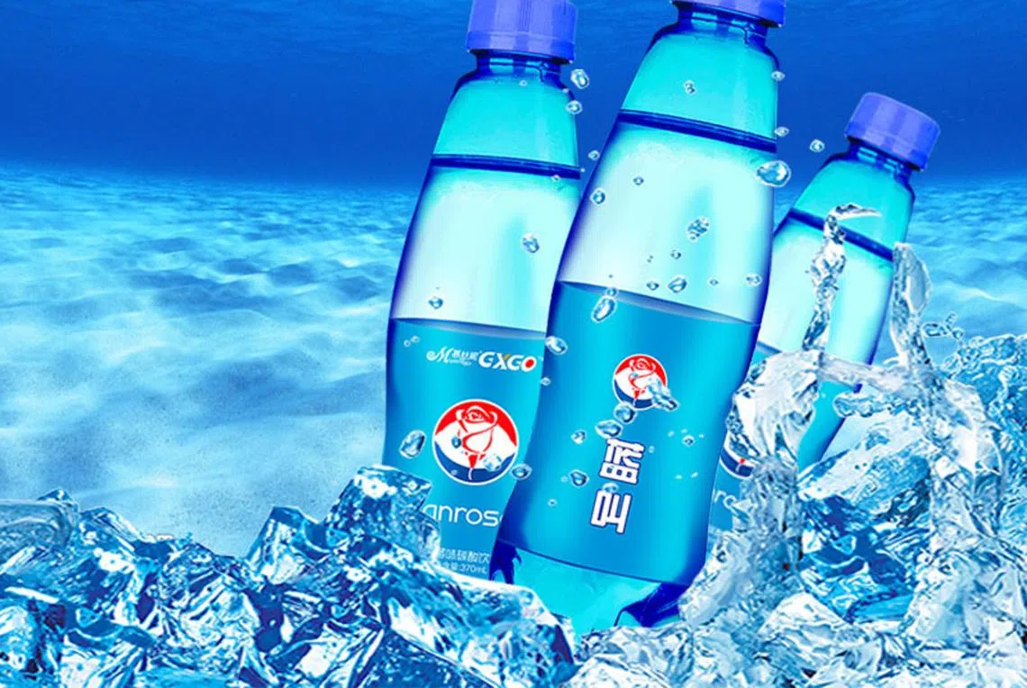 跟新加坡人说，喝“蓝叫”润润喉吧，估计对方会晕倒。（互联网）