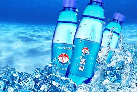 跟新加坡人说，喝“蓝叫”润润喉吧，估计对方会晕倒。（互联网）