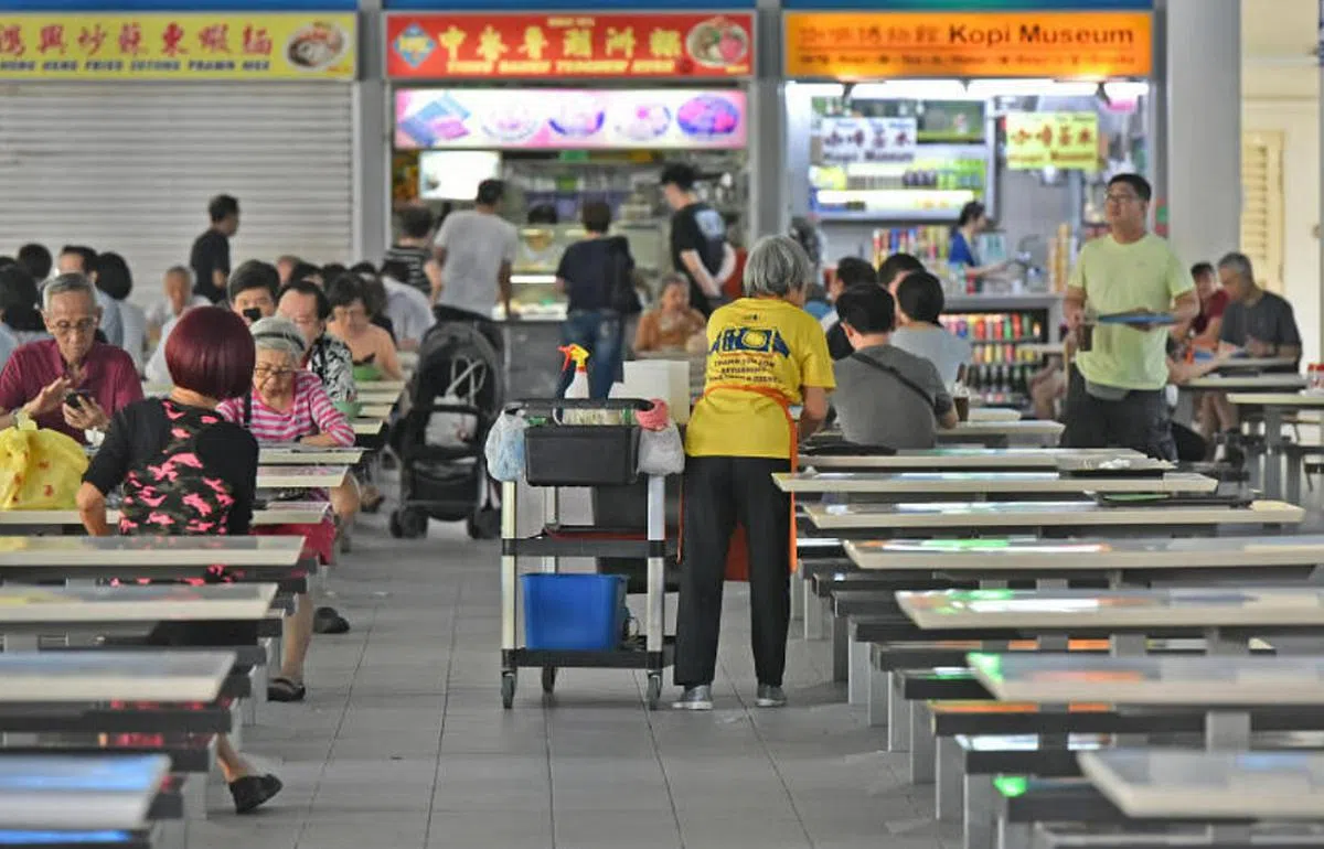 清洁工发现碗碟或餐具弄坏时，可以迅速提出反馈。（海峡时报）