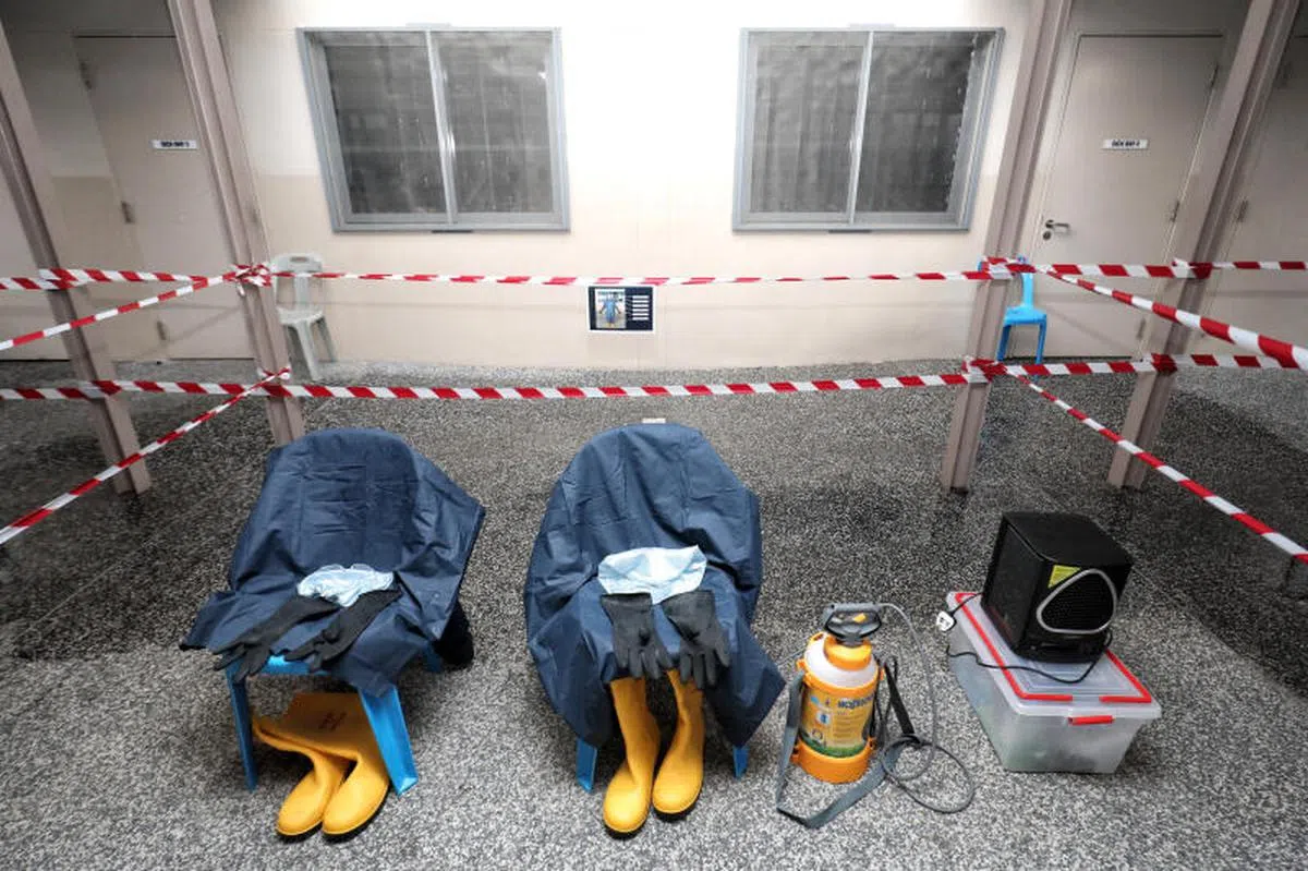  去年3月防疫期间，一座客工宿舍内，划出一处供清洁人员更换防护衣的地方。（联合早报） 