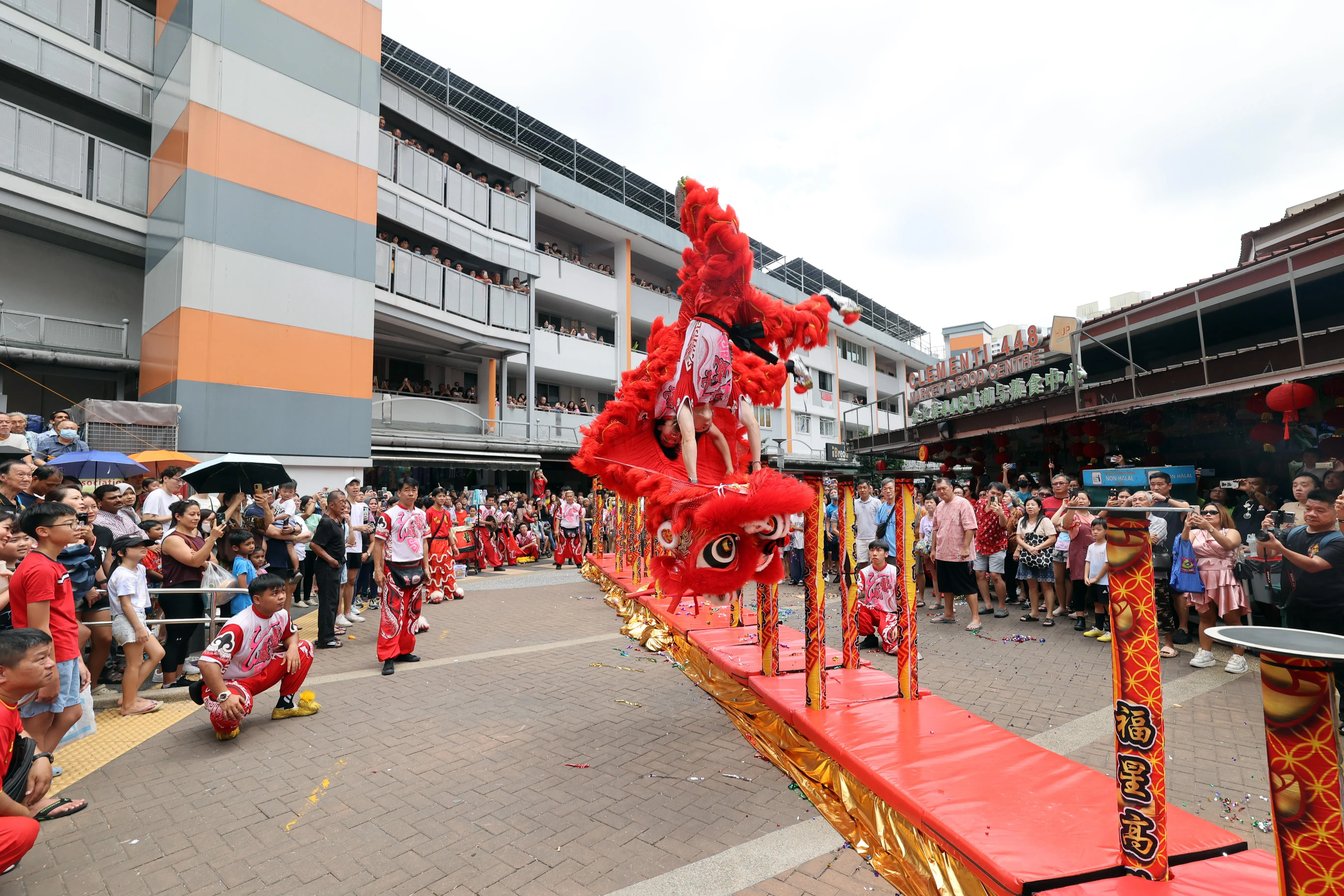 金文泰第448座巴刹及熟食中心过去30年每年都邀请醒狮团来采青开市，2025年邀请了龙圣武术龙狮院表演舞龙和舞狮。