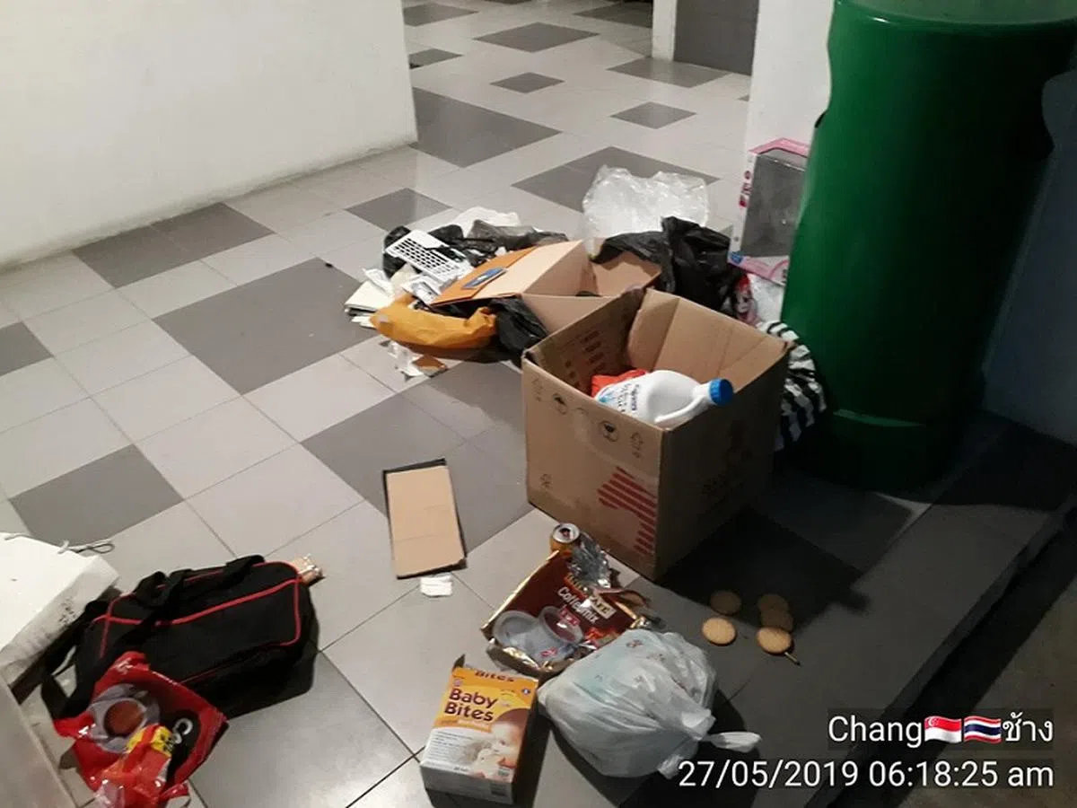  组屋楼下堆满了垃圾。（互联网） 