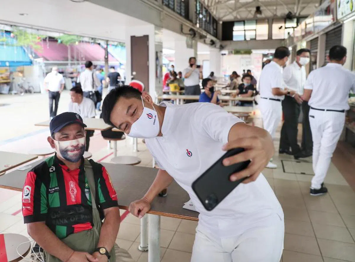  陈川仁（右）认为政治人物应该透过更多管道和选民接触。（海峡时报） 