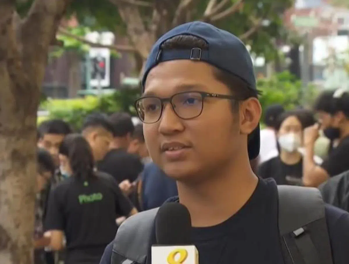 来自吉隆坡的艾迪是第一位进入乌节路苹果专卖店的果粉。（视频截图）