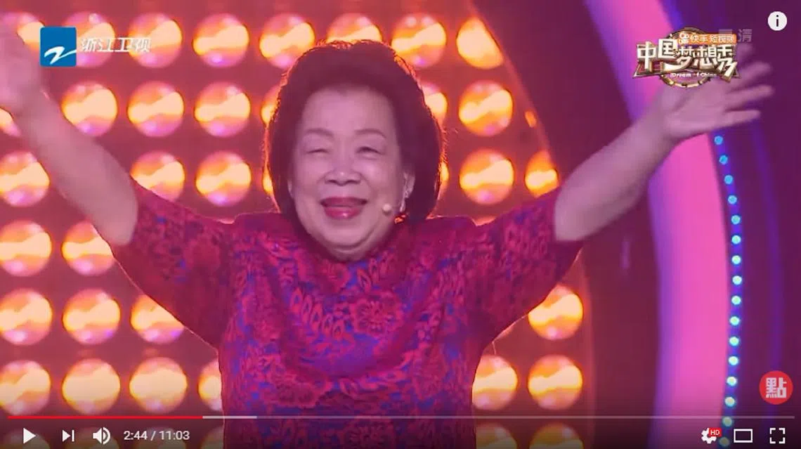 “摇滚阿嫲”何月英（Mary Ho）昨晚登上中国浙江卫视综艺节目《中国梦想秀》舞台，分享她学华语历程，还用华语自弹自唱《月亮代表我的心》。（Youtube截图）