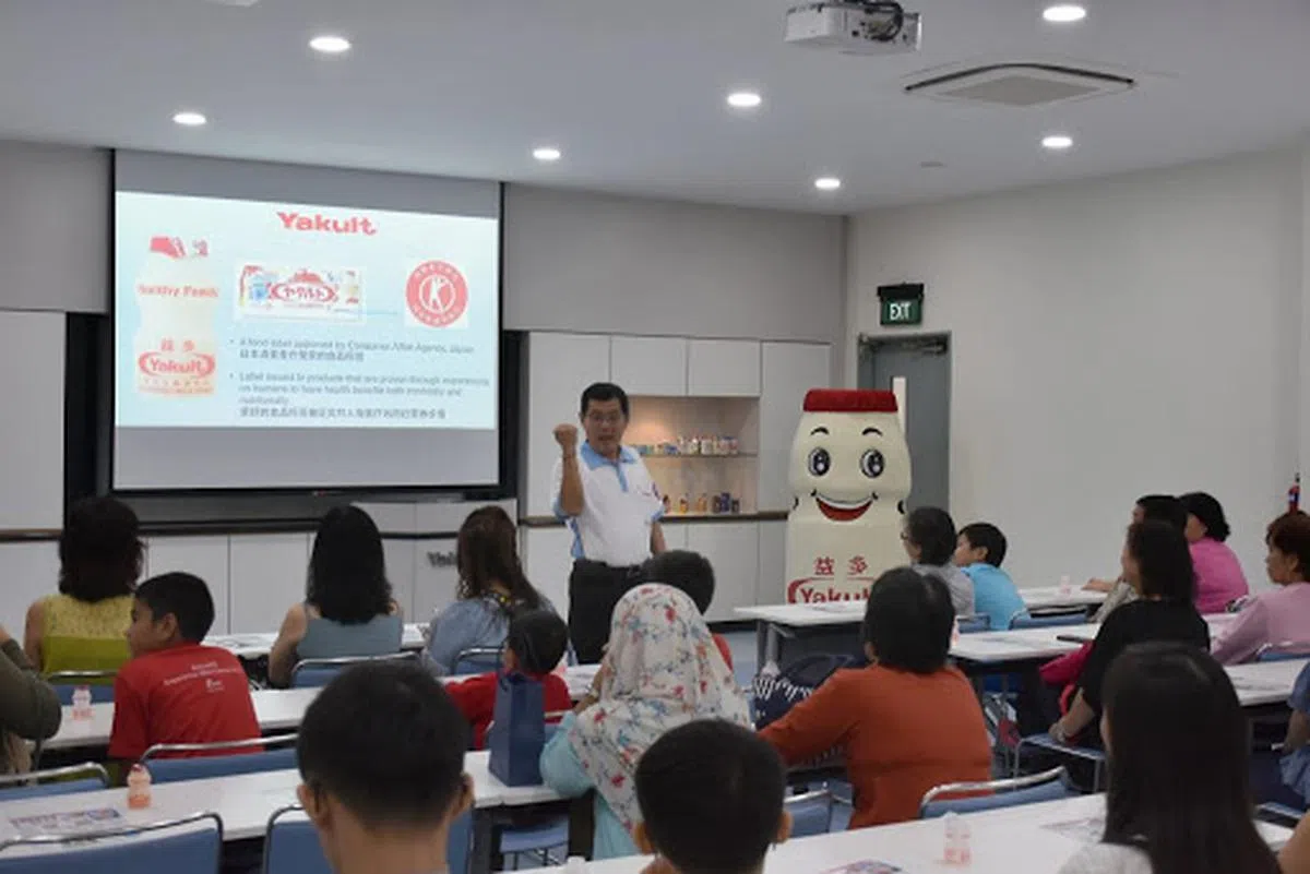  厂内工作人员替参与者进行详细讲解。（养乐多官网）  