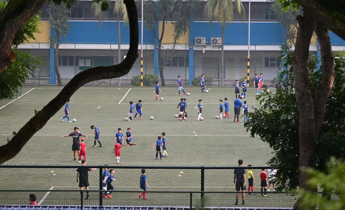一名学生说，要求减少功课或课程辅助活动“不太可行”，因此建议学校增设午睡时段，以让他们专心上完下午的课和参加其他活动。（海峡时报）
