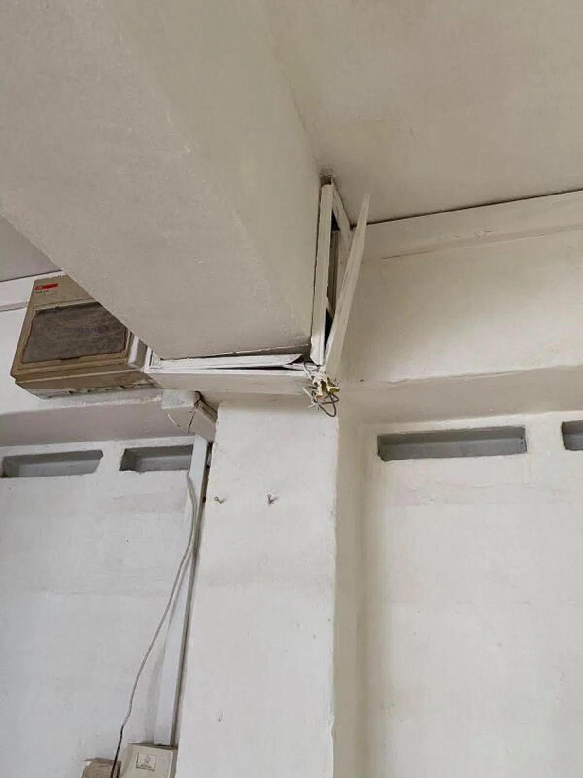  电线从天花板垂下。（Felicia Ong面簿） 