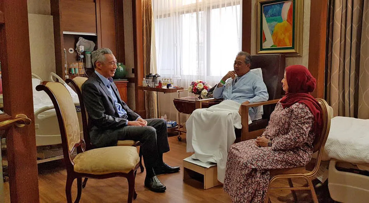  2018年8月2日，李显龙总理到伊丽莎白医院探望住院疗养的时任马国内政部长慕尤丁。慕尤丁是在7月12日来新进行胰腺肿瘤切除手术。包括时任马国首相马哈迪在内的多名马国政要，纷纷越过长堤前来探望康复中的慕尤丁。在新加坡接受治疗的柔佛州苏丹当时也去探病。（慕尤丁面簿） 