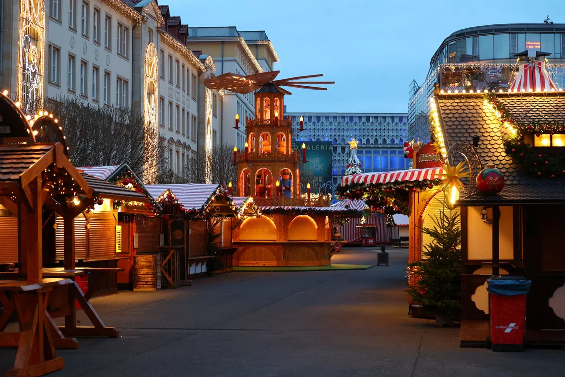 2024年12月20日，德国马格德堡的圣诞市场发生了致命袭击事件，一名嫌疑人驾车冲撞人群，造成6人死亡、300多人受伤。在今年12月20日一周年纪念日当天，马格德堡圣诞市场出于关闭状态。