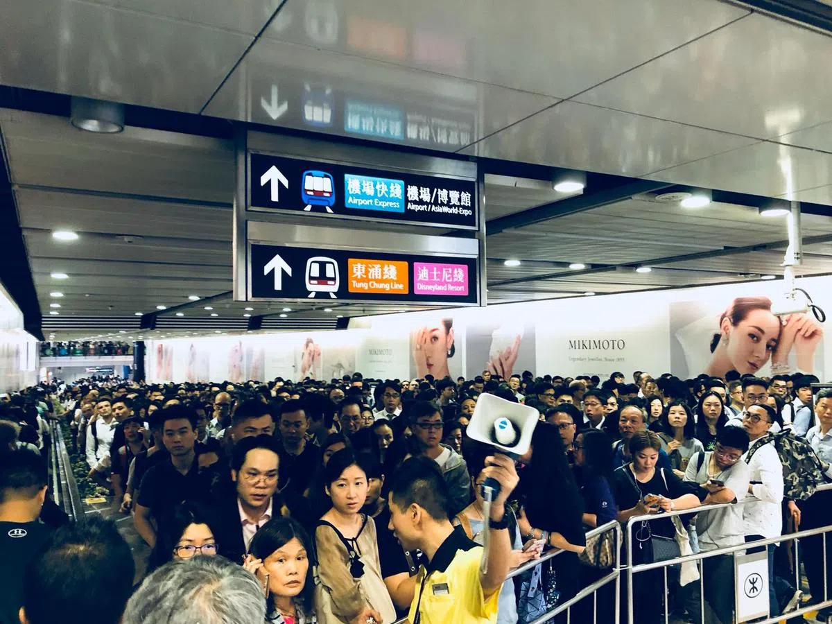  香港站已启动人潮控制（Claire Teri摄 ) 