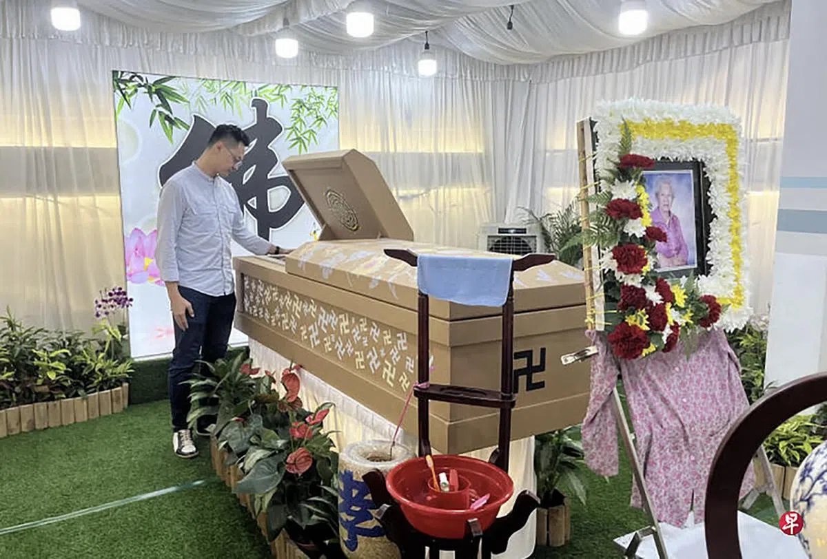 数一数，棺材上有几个“卍”字？（王金莲家属提供）