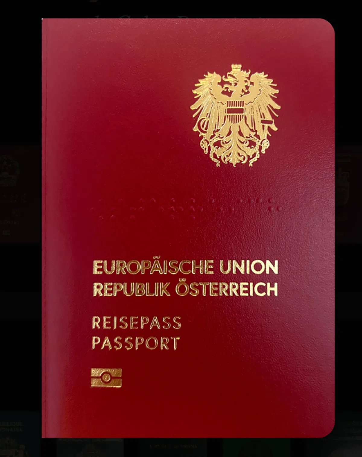 欧盟国家奥地利的勃艮第酒红色护照。（Passport Index）