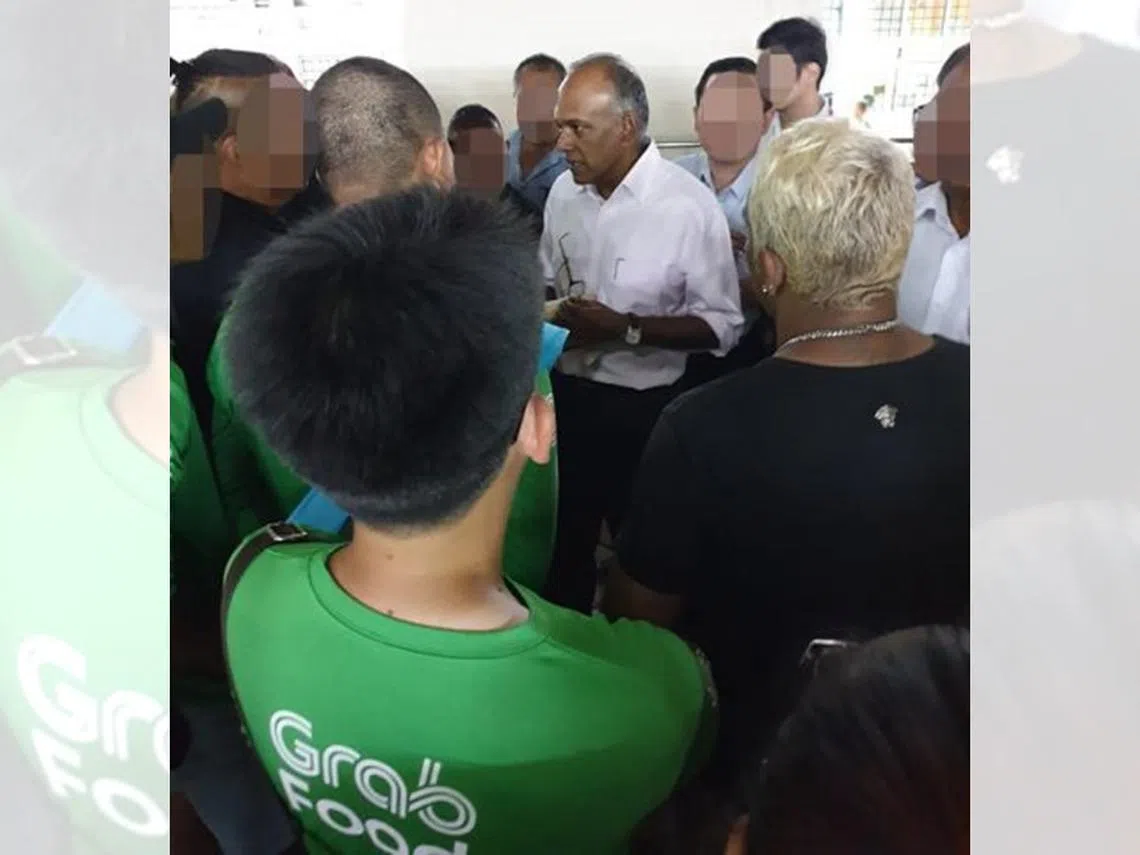 约有30名个人代步工具（PMD）用户在内政部长兼律政部长尚穆根周二晚上接见选民时去找他。（互联网）