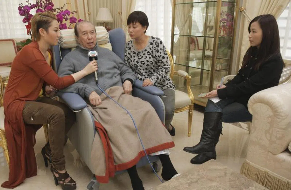  何鸿燊在三太太陈婉珍（右二）家中接受记者（右一）访问，随后何鸿燊称自己在这段访问的声明是“被强迫的”。左为三房女儿何超云。（互联网） 