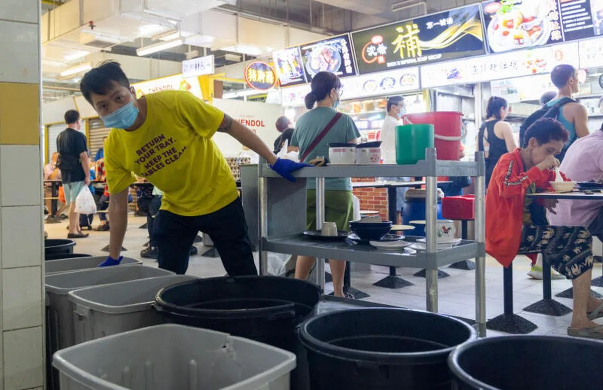 小贩中心的清洁工。（联合早报）