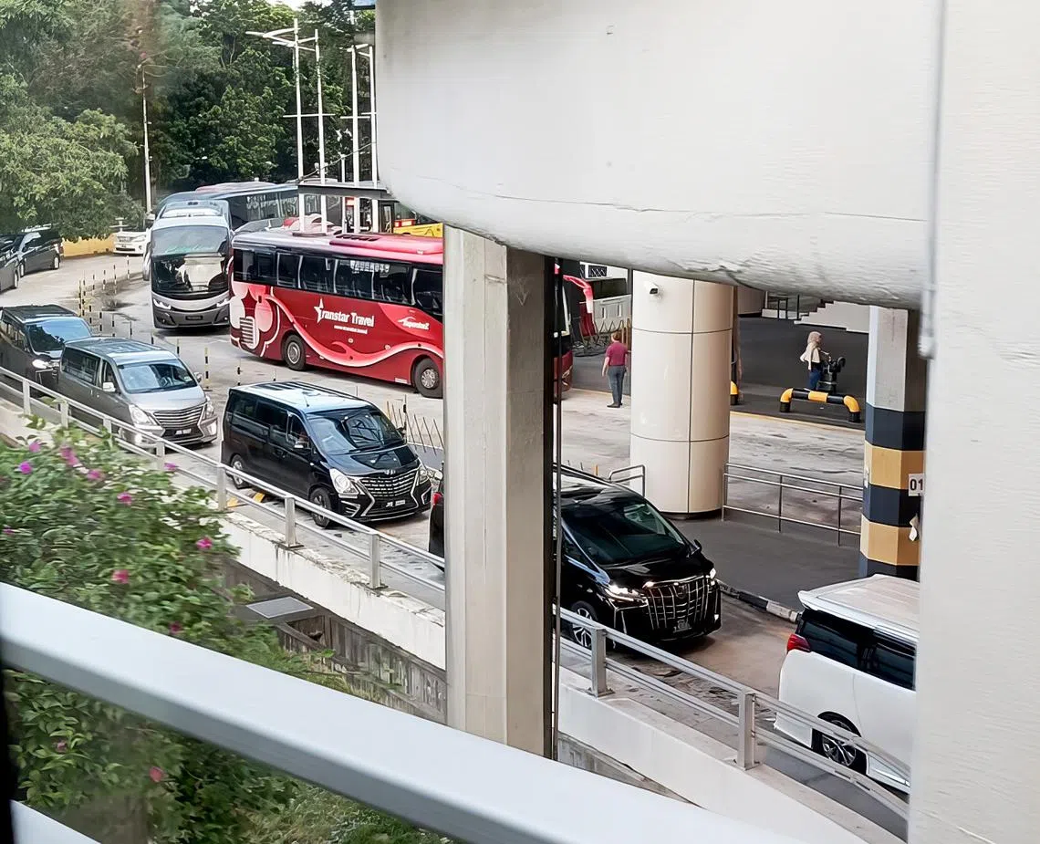 载客人数较多的多用途汽车（MPV）使用第二通道时，必须改走巴士通道出入境。（新明日报读者提供）