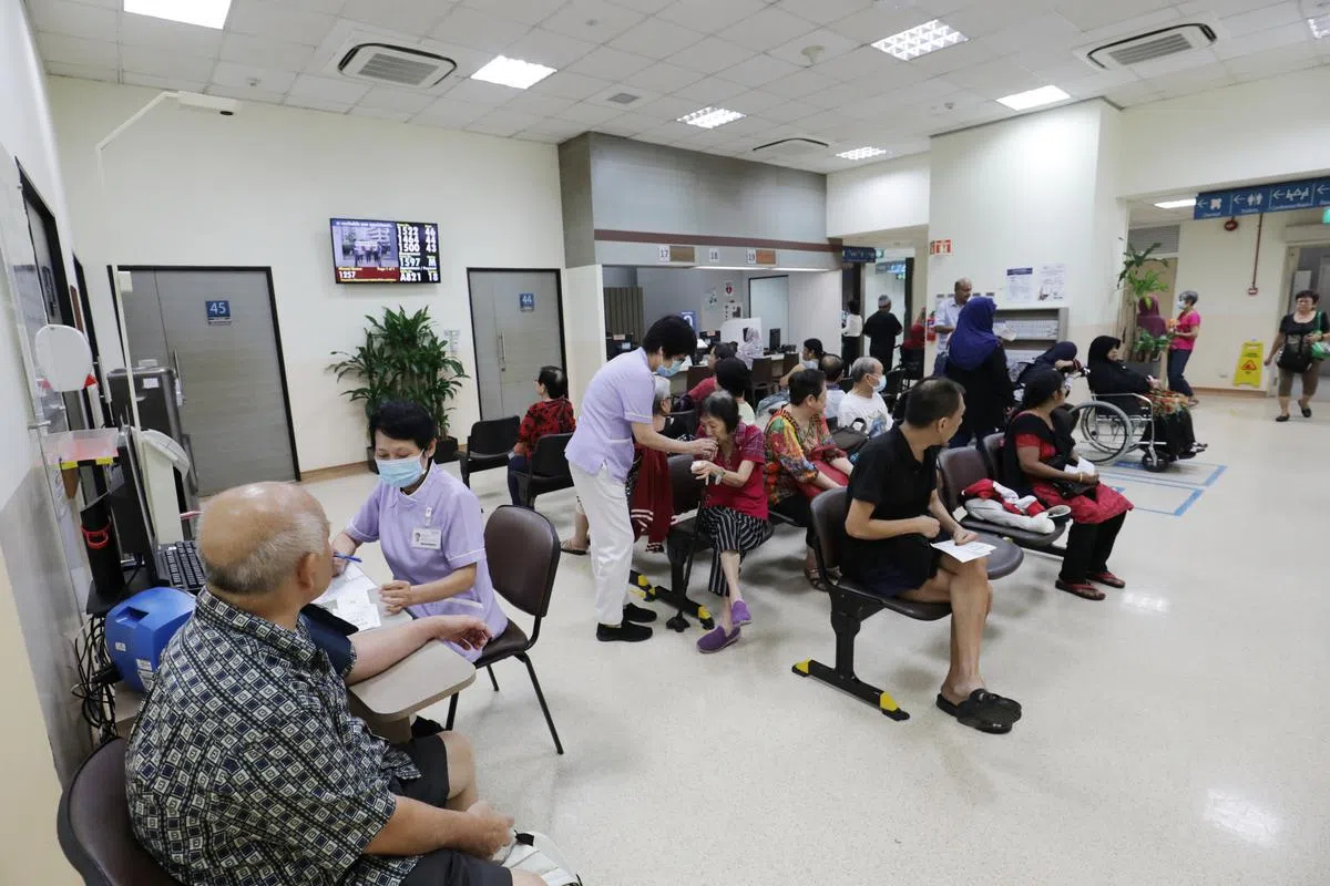  到综合诊疗所看诊往往得经历漫长的等待。（联合早报） 