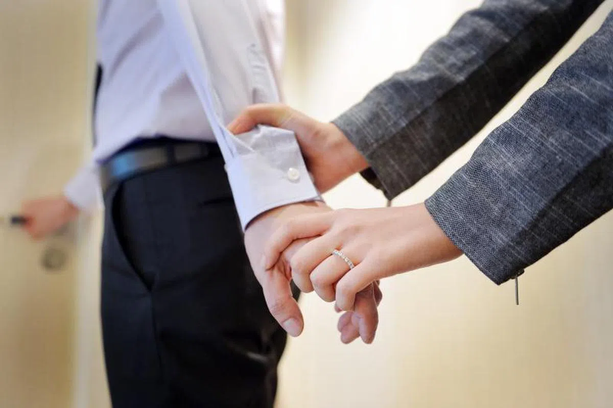  一些外籍配偶因担心离婚后再也见不到小孩而选择隐忍。（新明日报） 