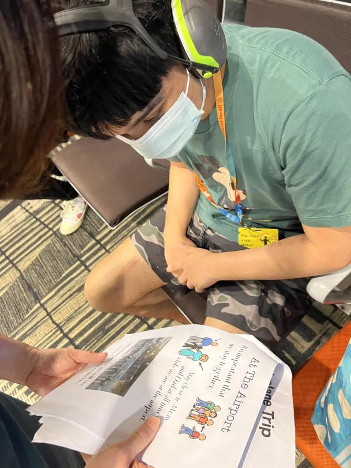 父母在机场也继续给Raouf读社交情景故事。（Majeed Khader脸书）