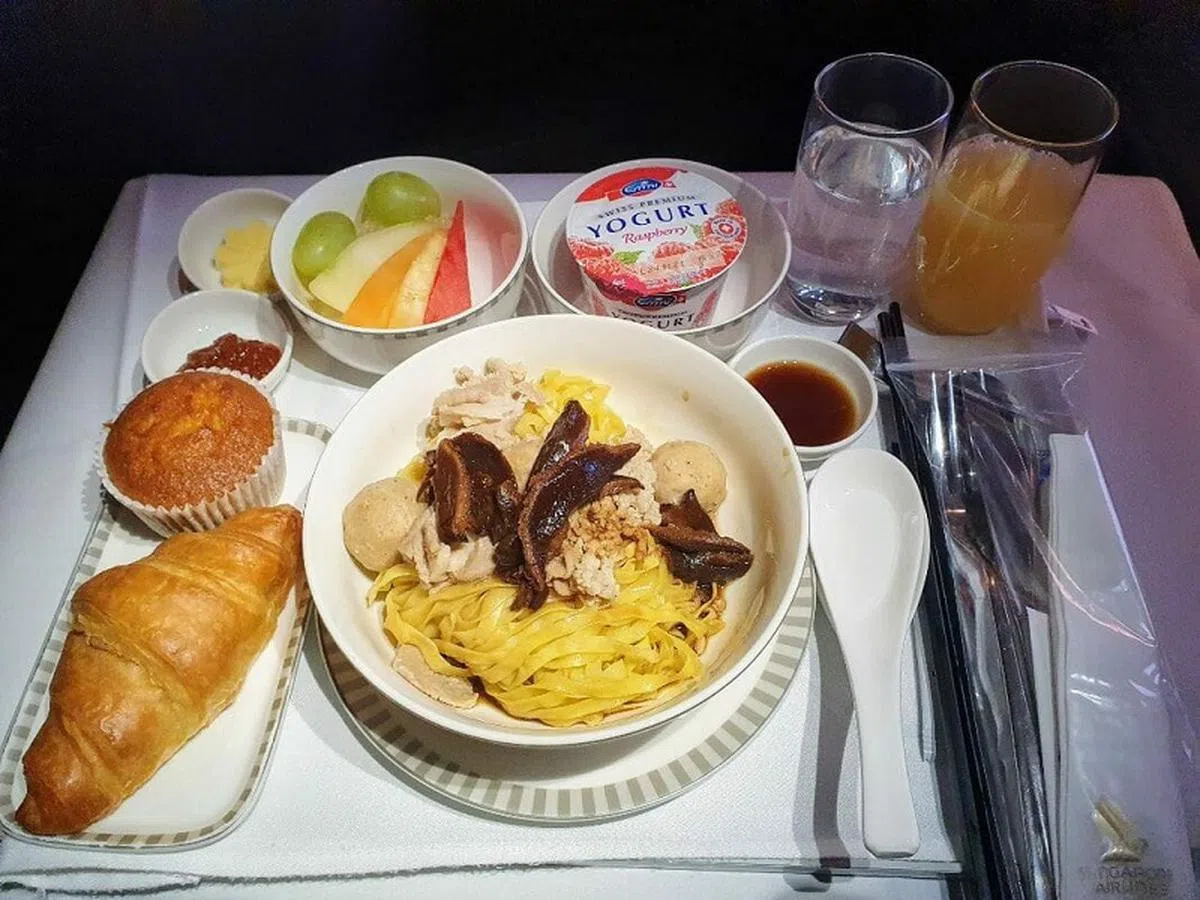 新航商务舱的肉脞面套餐。（MileLion)