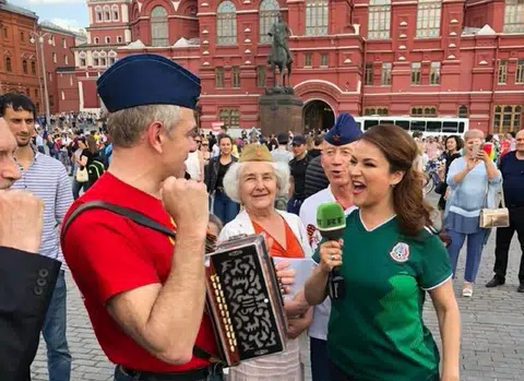 世界各地的媒体都在莫斯科红场进行街头访问。（卢丽珊摄）