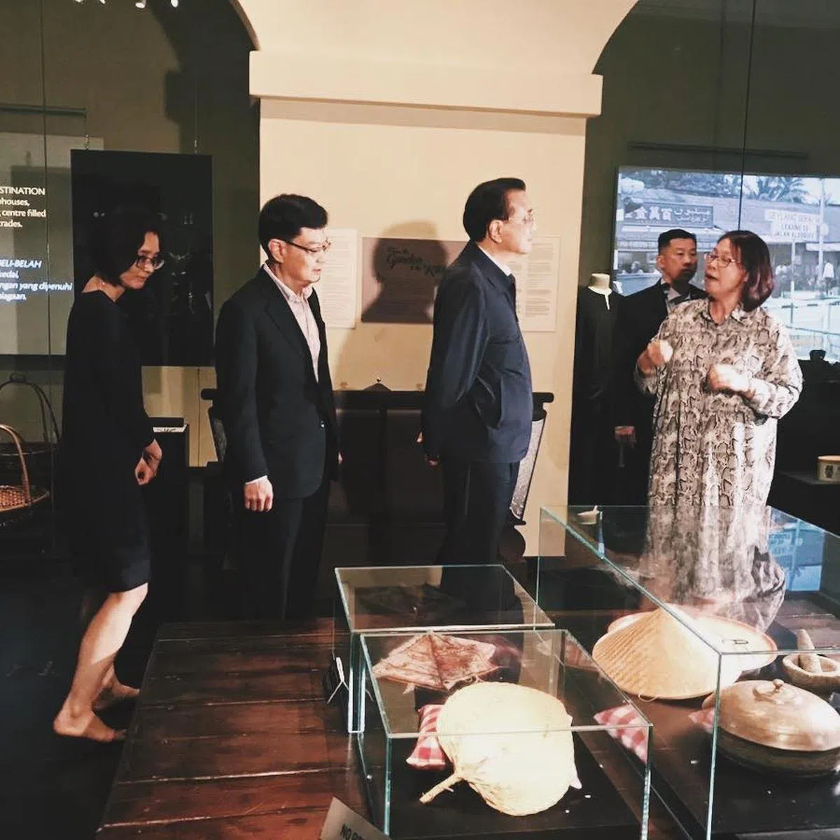  中国总理李克强（左三）去年11月到访，陪同李克强参观马来传统文化馆的包括我国财政部长王瑞杰（左二）和国家文物局局长章慧霓（左一）。（马来传统文化馆面簿） 