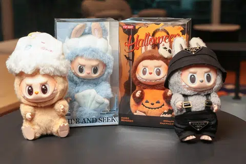 在全球迅速走红的潮流玩具拉布布出自香港艺术家龙家升之手，是他笔下一个生活在北欧森林里的精灵。图中左二是新加坡限定款鱼尾狮拉布布。（联合早报）