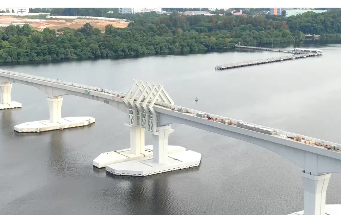 新柔地铁桥面上大部分轨道已完成铺设，工程车正在路轨进行测试。（SCM Southern Corridor Malaysia）