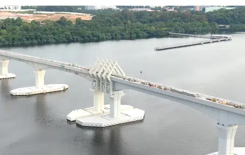 新柔地铁桥面上大部分轨道已完成铺设，工程车正在路轨进行测试。（SCM Southern Corridor Malaysia）