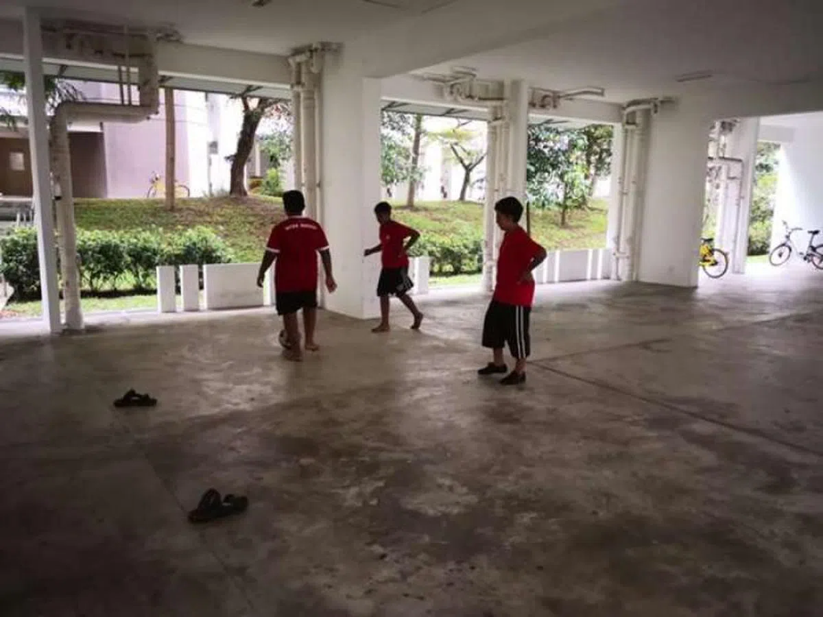  政府组屋楼下曾经是很多小男生练习踢足球的场所。（goal.com） 