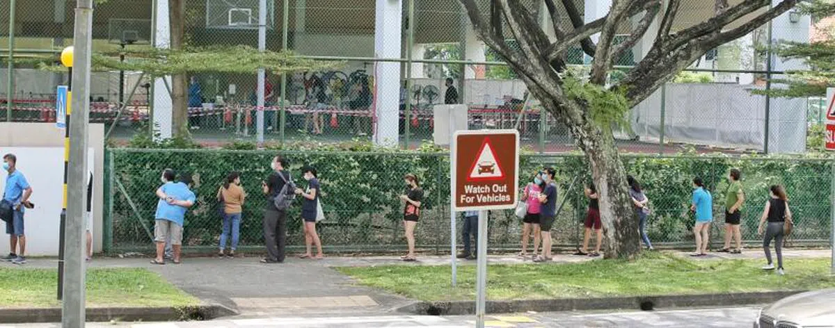  曾到访裕廊东JEM购物中心、西城（Westgate）和白沙坊（White Sands）的公众可进行免费检测，当中位于裕廊东前树群中学的检测中心，今早（20日）近百名公众排起长龙。（新明日报） 