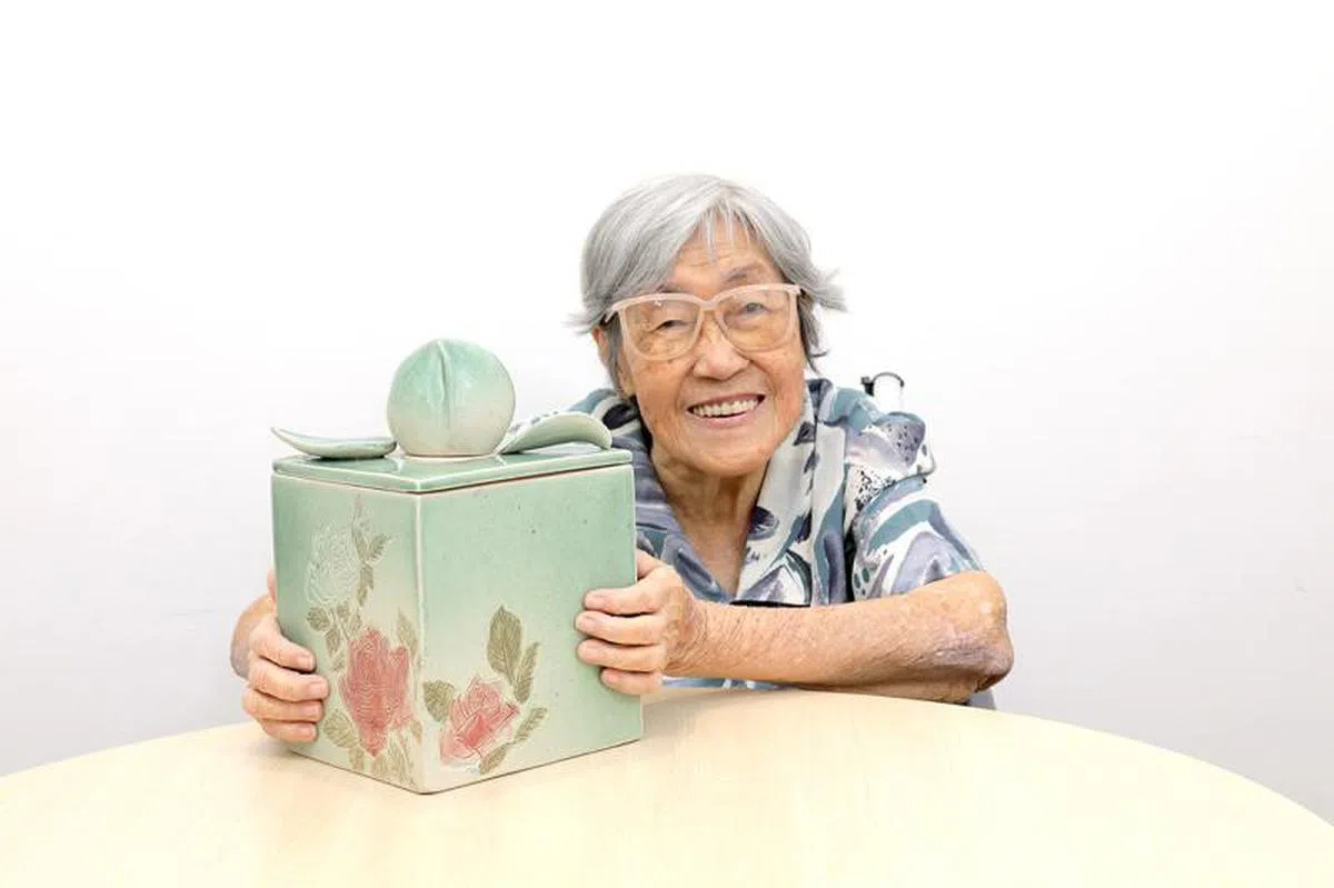 她的骨灰瓮画有最爱的绿色植物图案。（海峡时报）