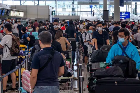 港版国安法实施后，香港爆发了可能是有史以来最大的一波移民潮。（法新社）