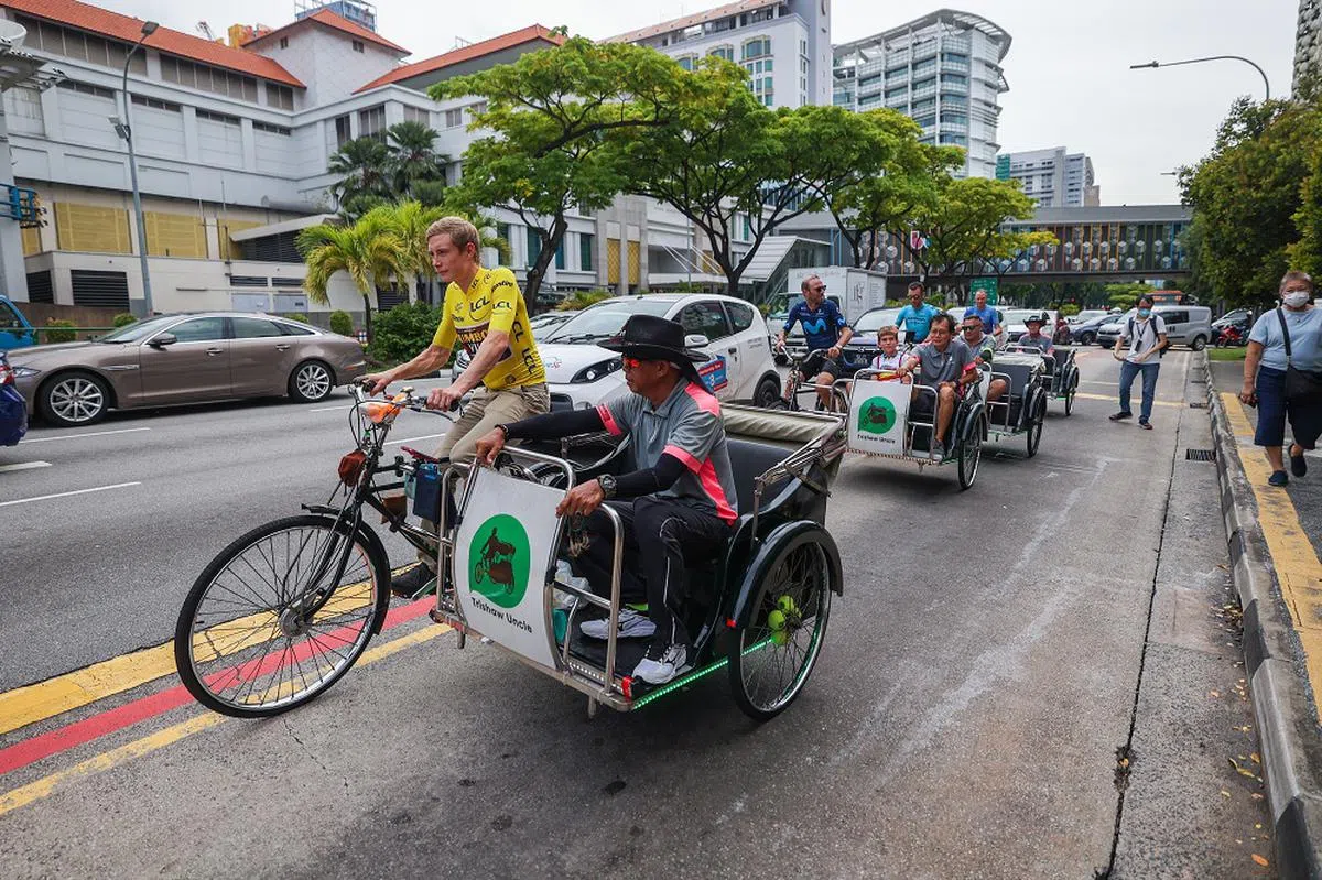 世界知名环法脚踏车赛的选手们在2022年来新加坡参赛时，体验当一天的三轮车夫。（联合早报）