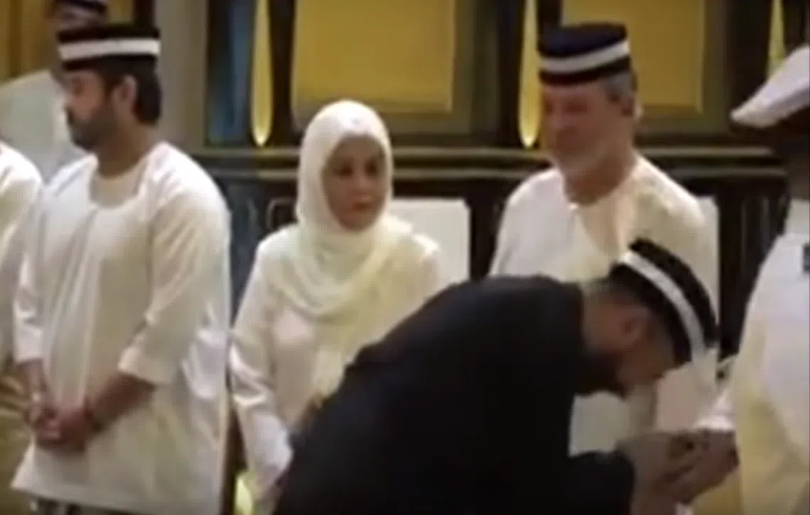 慕克力（黑衣者）刻意略过柔苏丹一家不与他们握手。（视频截图）