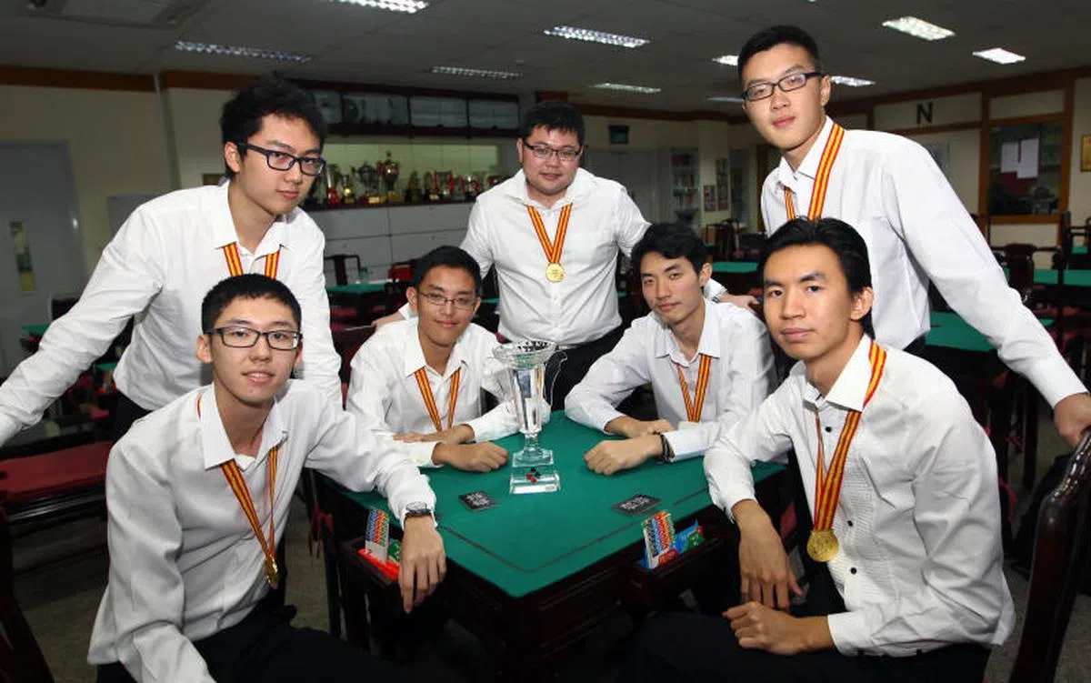  2014年，李韶武（前排坐者左二）和队友及领队代表新加坡，参加在中国浙江举行的第二届亚洲杯桥牌锦标赛，夺得20岁以下青年组冠军。（联合早报） 