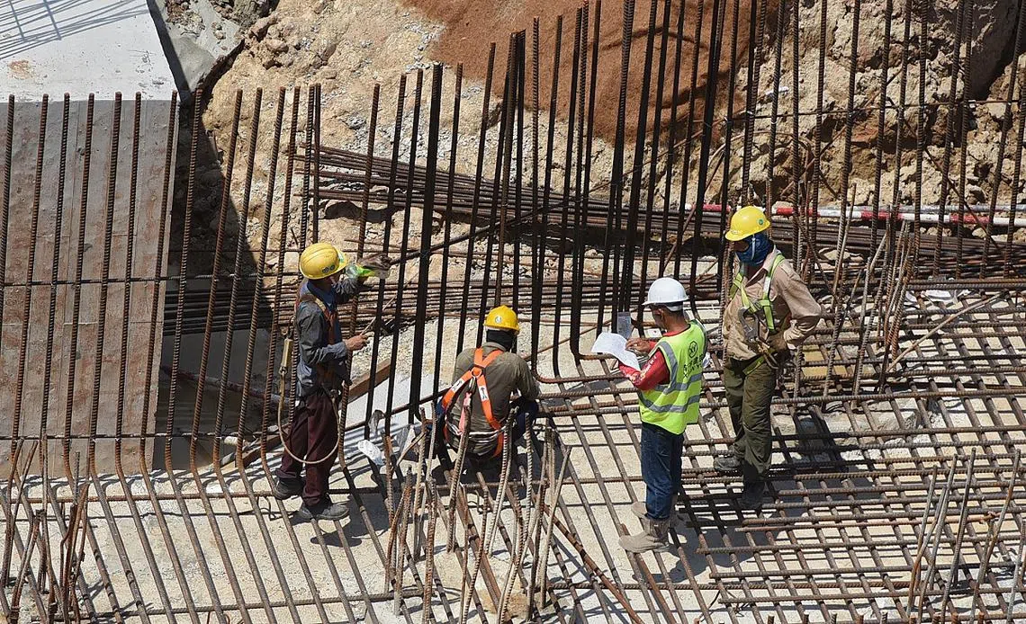 气象署预计，5月首两周本地气温或高达34摄氏度，如何确保客工在太阳地下工作时仍能适时避暑相当关键。（海峡时报）