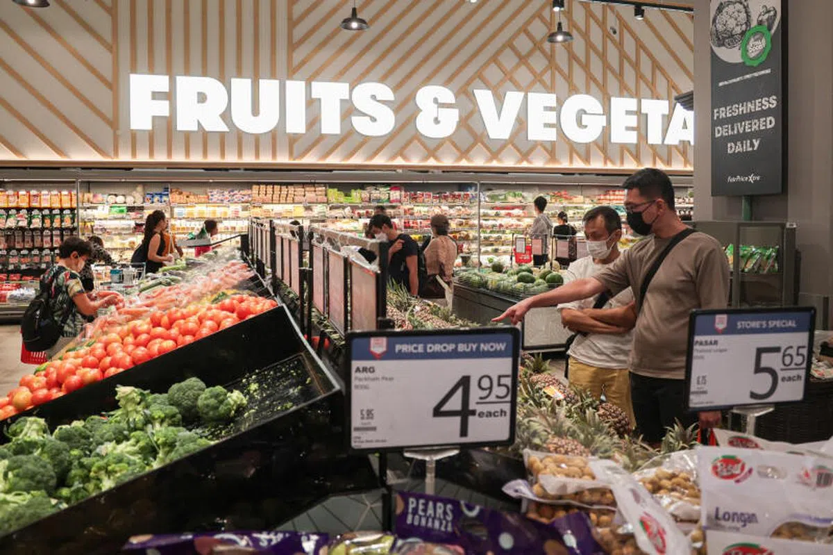 顾客在平价Xtra超市蔬果部门选购蔬菜水果。（联合早报）