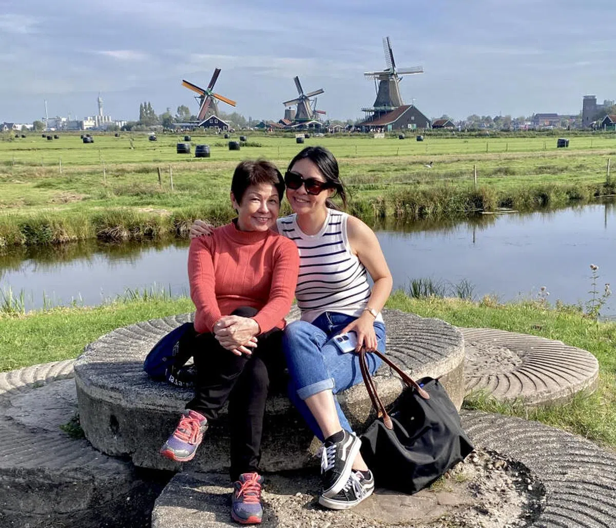 Ruth Luk和妈妈2023年到荷兰赞瑟斯汉斯风车村（Zaanse Schans）。这是妈妈第一次游欧洲。（Ruth Luk）