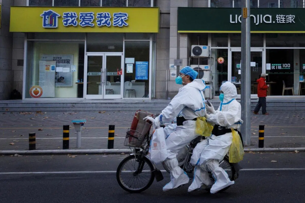 《人民日报》近日的一篇评论指出，中国发布二十条优化疫情防控措施，不代表放松防控。（路透社）