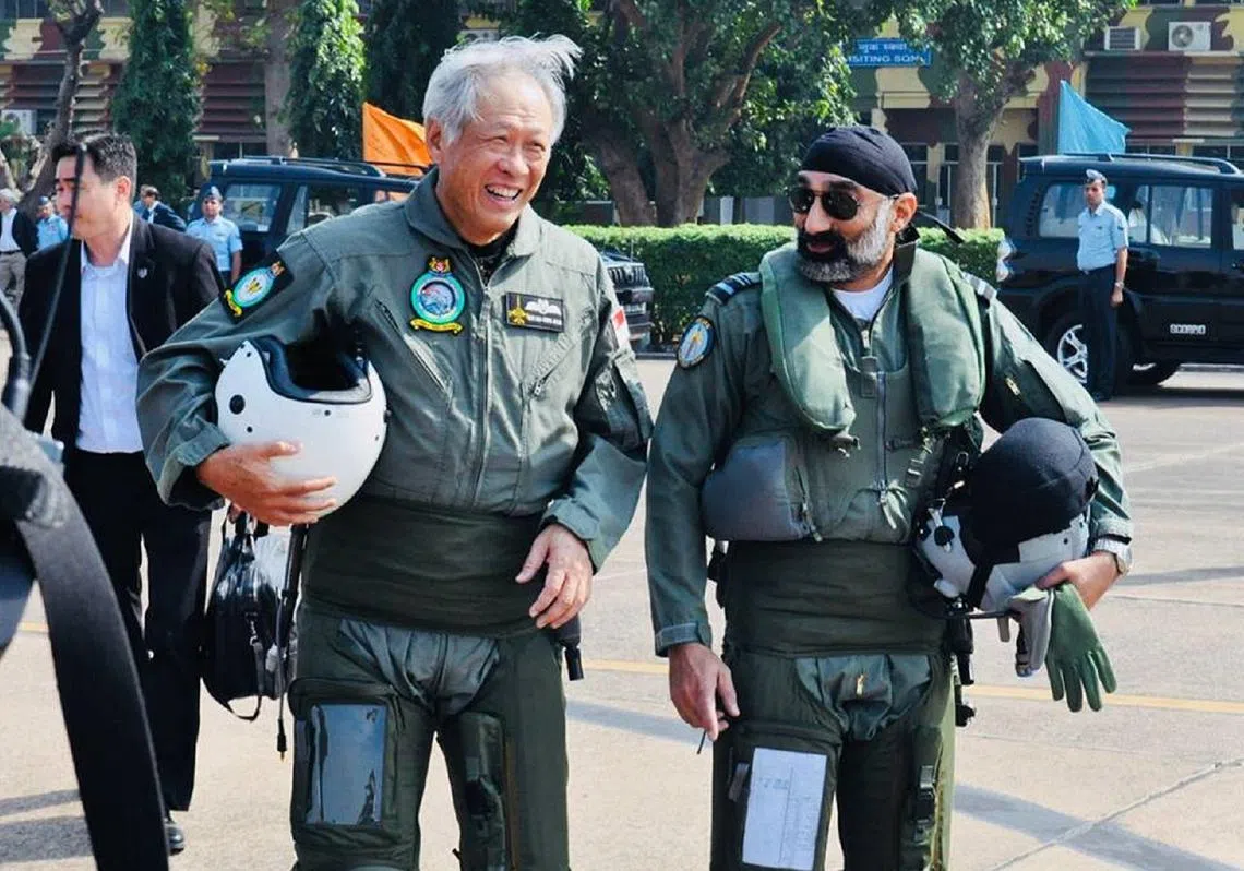 黄永宏部长在印度访问期间试飞了由印度空军少将A.P. Singh驾驶的印度自制“光辉”（Tejas）战斗机。（黄永宏面簿）