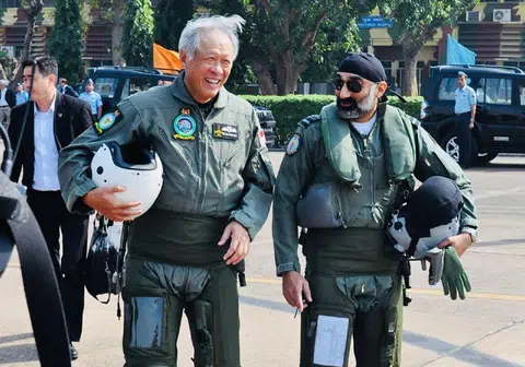 黄永宏部长在印度访问期间试飞了由印度空军少将A.P. Singh驾驶的印度自制“光辉”（Tejas）战斗机。（黄永宏面簿）