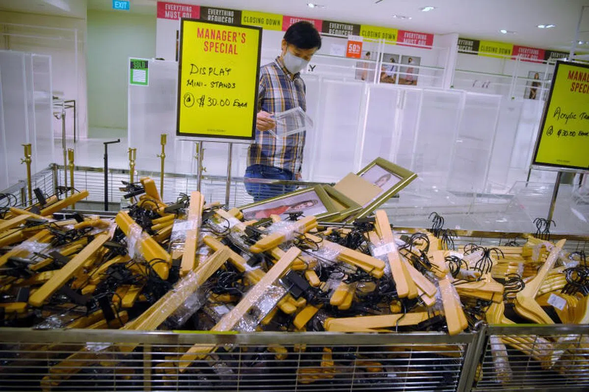  衣架也统统清仓。（海峡时报） 