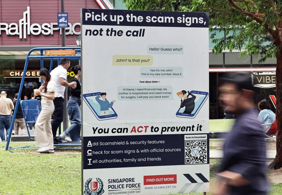 新加坡警方在人潮聚集之处展示“防诈骗提醒”的告示牌。图为新加坡中央金融商业区莱佛士坊地铁站外。