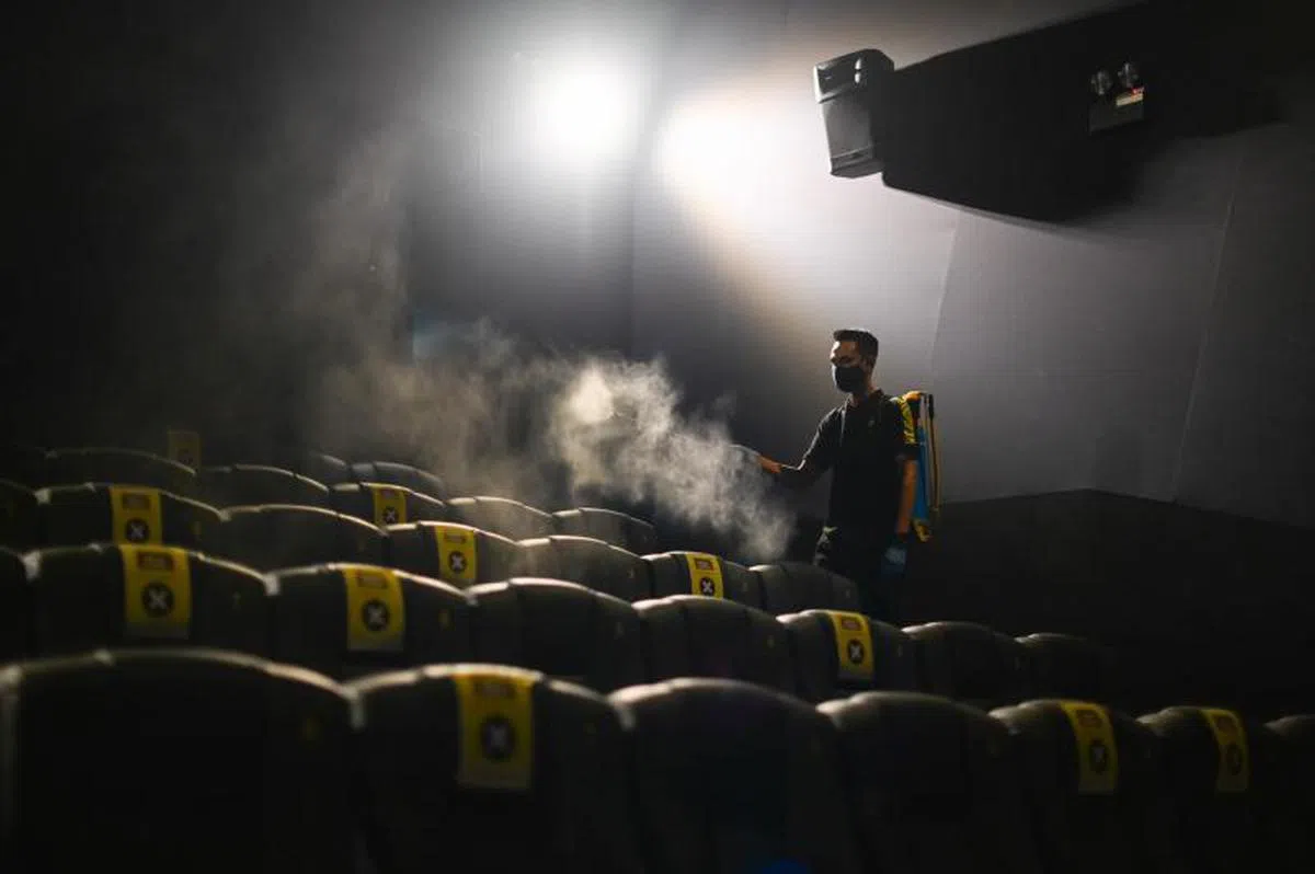 工作人员在每场电影放映完后进行消毒。（GSC）