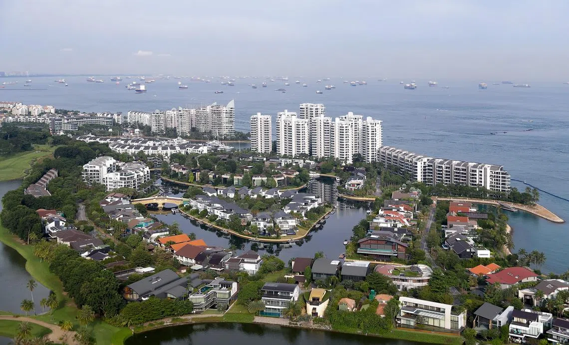 鸟瞰圣淘沙升涛湾（Sentosa Cove）的高档住宅和洋房。（海峡时报）