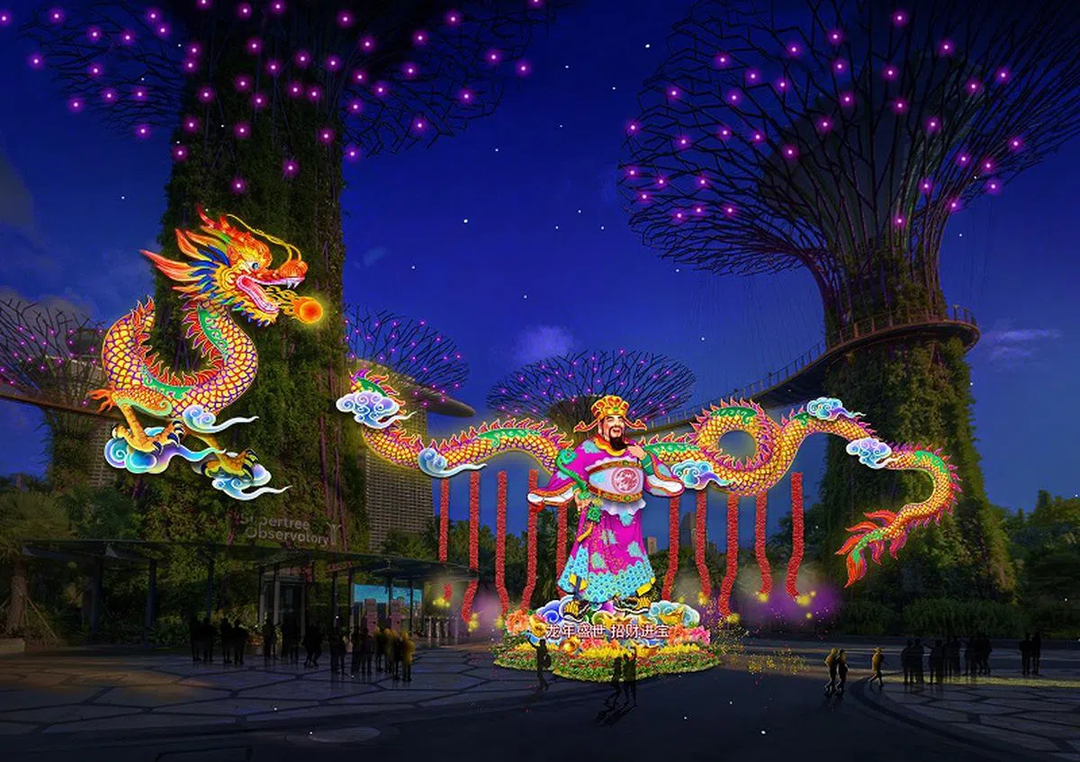 巨龙盘绕在滨海湾花园的擎天树上，树前也摆放一个巨型财神爷。（春到河畔筹委会提供）