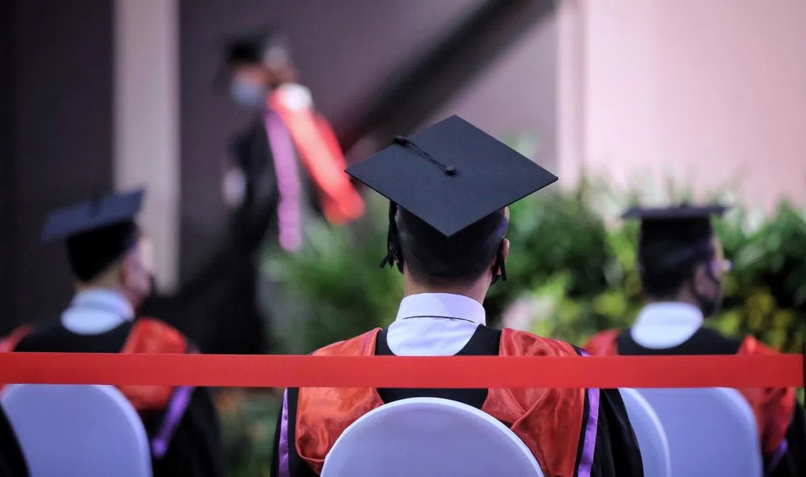 如何缩小拥有大学学历者和其他人的薪金差距，在新加坡掀起一阵议论。（海峡时报）