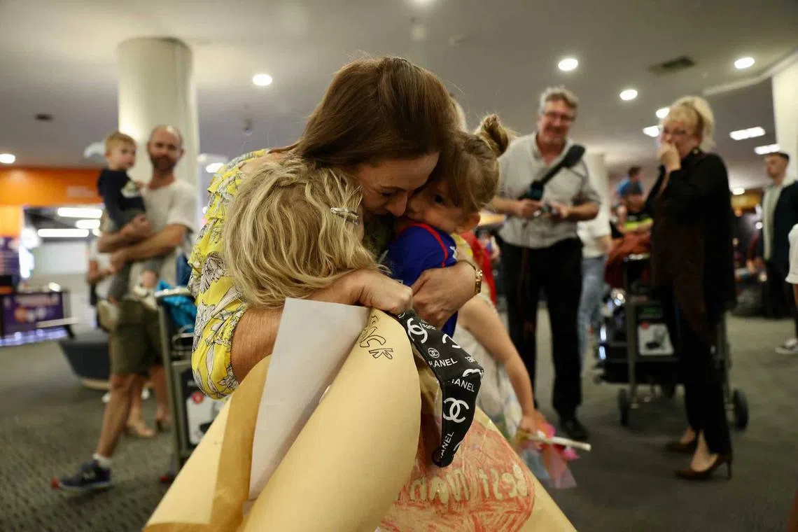 澳洲和新西兰“航空泡泡”开跑，分别许久的两地家庭得以团聚，场面感人。（新西兰先驱报）